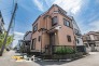 明るい陽射しと心地よい風が舞い込む角地。２方向道路に面しているため、陽当たりが良く、隣家からの圧迫感も軽減されます。
