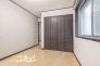 窓を備えた納戸は、居室のような使い方もできる使い勝手の良い空間。収納としてはもちろんワークスペースや趣味のお部屋など多目的にご活用いただけます。