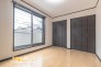 全居室に収納を備えた洋逸は、衣類や日用品もスッキリと整理しやすい機能的な空間。居住スペースを広く快適にお使いいただけます。