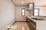 背面スペースにゆとりをもたせたキッチンは、動きやすさにも配慮された快適な空間設計。窮屈感を感じにくく、毎日のお料理をスムーズに行えます。
