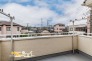 東向きのバルコニーは、朝の柔らかな陽光と爽やかな風を感じられる心地よい空間。気持ちの良い一日のスタートを演出してくれます。