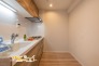 広々としたワークスペースを備えたキッチンは、家族や友人と一緒にお料理やお片付けを楽しむのにも最適です。

