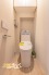 収納棚を備えたトイレはペーパーや小物もスッキリ収納できるので空間を広く使えます。明るく清潔感のある内装で、毎日快適に利用できる空間です。
