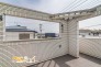爽やかな風の吹きこむバルコニーは周囲に高い建物もなく日当たり良好でお洗濯物もスッキリ乾かせます。
