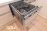 食器洗浄乾燥機を備えたキッチンは、後片付けの負担を軽減してくれる便利な設備。忙しい毎日の家事を快適にサポートしてくれます。