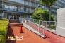 エントランスにはスロープを設置し、どなたでもスムーズに利用しやすい設計。暮らしやすさに配慮された共用スペースが、快適なマンションライフを支えます。