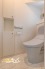 トイレを2ヶ所に設置しているため、朝の忙しい時間帯でも混み合いにくく、ご家族皆様が快適にご利用いただけます。来客時にも気兼ねなくお使いいただける便利な設備です。

