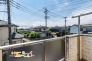 広々とした西向きバルコニー。開放感のある空間で、午後から夕方にかけて穏やかな陽光が差し込みます。お洗濯物も乾きやすく、心地よい風を感じながら快適にお過ごしいただける憩いのスペースです。
