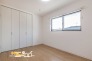 ゆとりある広さを確保した洋室。ベッドやデスクなどの家具を配置しても圧迫感を感じにくく、主寝室や書斎、お子様部屋など幅広い用途に対応可能な空間です。
