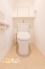 清潔感のある温水洗浄便座付きのトイレ。棚を備えているため、トイレ用品を床に置かずすっきり整理でき、清潔で使いやすい空間を保てます。
