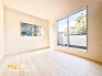 洋室はバルコニーに面しており、採光と通風に優れた居心地のいい空間に。新生活を鮮やかに彩り、風と光を感じられる新生活を実現します。
