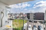 前面に建物がなく、開放感あふれる南東向きバルコニー。心地よい陽光に包まれ、気持ちの良い時間をお過ごしいただけます。