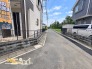 ２方向道路で開放的な角地です。
