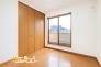 各洋室に収納を設けているため、部屋ごとに荷物を整理しやすい間取り。衣類や季節用品などをまとめて整理することができ、すっきりとした居室を作れます。