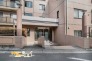 敷地から住まいへと自然につながる外エントランス。日々の出入りをスムーズにする動線として機能しながら、住まい全体に落ち着いた印象を添えてくれます。