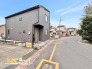交通量の少ない閑静な住宅街に位置するため、静かで快適な暮らしを実現できます。商業施設や教育施設も徒歩圏内で、日常の利便性も高い環境です。
