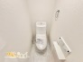 温水洗浄タイプのトイレは、快適さと清潔さを両立した使いやすいデザイン。便座の快適機能も備わり、毎日の生活がより便利になります。
