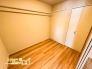 キッチン横のお部屋は収納庫／パントリーとしても最適！スライド収納で物の取り出しも楽にできる移動のスムーズさを実現します。
