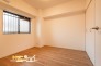 角部屋ならではの全室採光で、各お部屋に明るい自然光と心地よい風が入り込む住まい。マンションでありながら、光と風を身近に感じられる心地よい暮らしを楽しめます。
