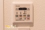 浴室換気乾燥暖房機能付きで、梅雨時期の湿気対策や雨の日の衣類乾燥、冬場の浴室暖房にも活躍。季節を問わず快適なバスタイムを楽しめる便利な設備です。