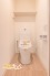 清潔感のあるトイレは、温水洗浄便座付きで快適にお使いいただけます。上部棚にはトイレットペーパーなどを収納でき、必要なものをすっきりまとめられる使い勝手の良い空間です。