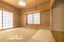 日常の中で和の趣を感じられる、素敵な住空間です。畳敷きなので、快適に横になれるのはもちろん、フローリングや椅子の硬さが苦手な方でもリラックスして過ごせる嬉しい一室となっております。
