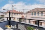 南向きで広々としたバルコニーは、陽光がたっぷり降り注ぐ明るい空間。洗濯物やシーツも、青空の下で気持ちよく乾かせます。
