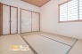 落ち着いた雰囲気が魅力の約６帖和室。ほっと一息つける癒しの空間として、ゆったりとお過ごしいただけます。