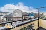 午後まで明るい日差しが差し込む西向きバルコニー。洗濯物や布団干しにも便利で、毎日の家事を快適にサポートしてくれる魅力的な空間です。