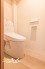 温水洗浄タイプのトイレは、快適さと清潔さを両立した使いやすいデザイン。便座の快適機能も備わり、毎日の生活がより便利になります。
