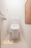 清潔感のあるトイレ空間は、温水洗浄便座付きで毎日快適に。収納スペースも備えており、トイレ用品をすっきり整理でき、清潔に保ちやすい空間です。
