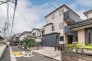 「見沼代親水公園」駅徒歩18分、閑静な住宅街に佇む一戸建て。小・中学校やコンビニ、スーパーなどが徒歩圏内に揃い、日々の暮らしに便利な住環境です。落ち着いた街並みの中で、子育て世代にも暮らしやすい住まいです。