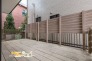 1階のお部屋から出入りできる身近な外空間。アウトドア用品を置いたり、テラス感覚でくつろいだりと、暮らしに合わせてさまざまな使い方を楽しめます。
