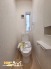 温水洗浄タイプのトイレは、快適さと清潔さを両立した使いやすいデザイン。便座の快適機能も備わり、毎日の生活がより便利になります。
