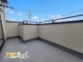 2部屋からアクセスできる続きバルコニー。広さと開放感により通風・採光を実現し、洗濯物が多い日も効率よく乾かせます。
