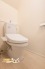 毎日欠かさず使うトイレは、落ち着いて過ごせるプライベート空間。シンプルで使いやすく、日々の生活に自然と馴染む、快適性にも配慮された場所です。
