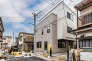 2018年5月築の住まいは、比較的新しい印象を保ちながら、落ち着いた住環境で暮らせるのが魅力。敷地内にはカースペース1台分を備えており、通勤やお買い物、休日のお出かけなど、日々のカーライフにも便利です。暮らしやすさと実用性を兼ね備えた住まいです。