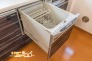 料理を終えた後の片付けまでスマートにサポートする食器洗浄乾燥機。食器をまとめて洗浄・乾燥できるため、忙しい日にも心強い家事ラク設備です。