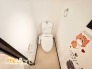 清潔感のあるトイレ空間。シャワートイレ付きで、毎日快適にお使いいただける使い勝手の良い仕様です。
