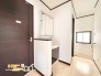 2階にも洗面台を備え、朝の身支度やトイレの後、外出前のちょっとした手洗いにも便利。わざわざ1階まで降りる必要がなく、各階で気軽に使える嬉しい設備です。
