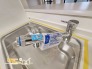 水道の蛇口からいつでもおいしい水を飲むことができる浄水器付のキッチン。ビルトインタイプ（or浄水器一体型水栓）なのでシンク回りがすっきりして、広々としたワークスペースを確保できます。
