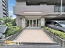 エントランスは、ベビーカーや車いすをご利用の方もスムーズに移動できるスロープ付き設計。どなたでも安心してご帰宅いただけます。
