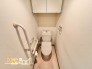 収納棚を備えたトイレはペーパーや小物もスッキリ収納できるので空間を広く使えます。明るく清潔感のある内装で、毎日快適に利用できる空間です。

