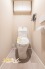 収納棚を備えたトイレはペーパーや小物もスッキリ収納できるので空間を広く使えます。明るく清潔感のある内装で、毎日快適に利用できる空間です。
