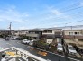バルコニーは、陽光が降り注ぐ明るく開放的な空間です。