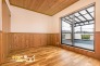 バルコニーへ直接出入りできる洋室は、室内と外をスムーズにつなげられるのが魅力。窓を開ければ爽やかな風や自然光を取り込みやすく、洗濯物を干す際にも便利です。
