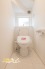 1号棟 清潔感のあるトイレ空間で、毎日快適にお使いいただけます。温水洗浄便座と換気窓を備え、換気もしやすく、すっきりとした空間を保ちやすい仕様です。
