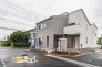 2号棟 明るい陽射しと心地よい風が舞い込む角地。２方向道路に面しているため、陽当たりが良く、隣家からの圧迫感も軽減されます。
