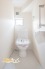 1号棟 落ち着いた雰囲気のトイレは、機能性にも配慮された快適な空間。毎日の暮らしを心地よく支えます。