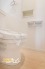 温水洗浄タイプのトイレは、快適さと清潔さを両立した使いやすいデザイン。便座の快適機能も備わり、毎日の生活がより便利になります。

